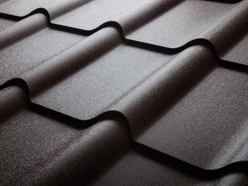 Perbedaan Genteng Metal Pasir dan Metal Spandek untuk Atap Rumah