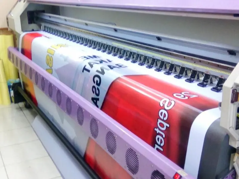 Tips Memilih Bahan Cetak Spanduk yang Tepat untuk Promosi Pinggir Jalan